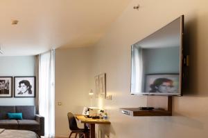 圣塞瓦斯蒂安Hotel Zinema7的客厅墙上设有镜子