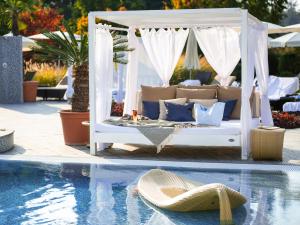 萨尔瓦尔斯普利特温泉酒店的游泳池畔的一张床
