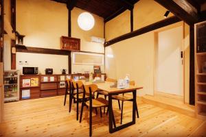 UkihaFARMSTAY miyuki-street "Goen"的厨房以及带桌椅的用餐室。