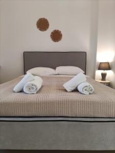 菲尼卡斯Galini Rooms & Apartments的一间卧室配有一张带两个枕头的床