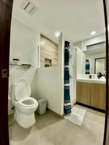 美岸帕拉多尔维甘旅馆的白色的浴室设有卫生间和水槽。