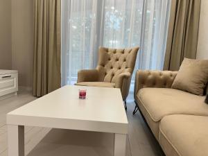 卡赞勒克DELUXE APARTAMENTS DARIS的客厅配有白色咖啡桌和沙发