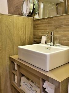 拉萨尔莱阿尔佩乐大艾格勒酒店及水疗中心的浴室设有白色水槽和镜子