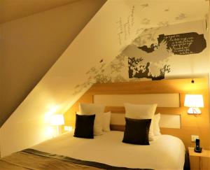 拉萨尔莱阿尔佩乐大艾格勒酒店及水疗中心的卧室配有一张壁挂图床