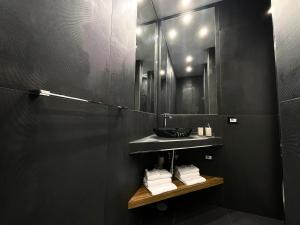 那不勒斯Aroma Apartment, Maschio Angioino-Porto Di Napoli的浴室配有盥洗盆、镜子和毛巾
