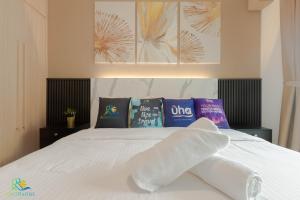 新山R&F Princess Cove @ UHA的卧室配有带枕头的白色床