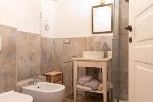 拉文纳Le Camere di Olivia的一间带水槽、卫生间和镜子的浴室