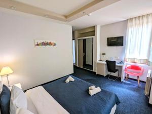 第比利斯萨尼酒店的配有一张床和一张书桌的酒店客房