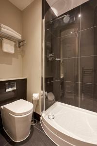 纽波特凯尔特庄园科尔德拉科特酒店的一间带卫生间和玻璃淋浴间的浴室