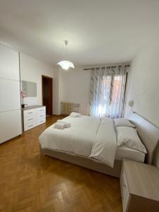 特雷莫西内Casa Ahmati Borgo Vesio的卧室设有一张白色大床和木地板