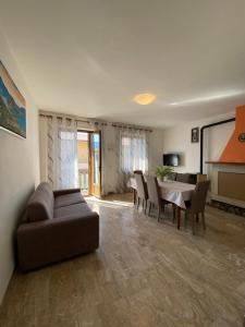 特雷莫西内Casa Ahmati Borgo Vesio的客厅配有沙发和桌子