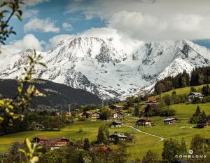 孔布卢Chalet Alpen Valley, Mont-Blanc的山地里积雪覆盖着村庄