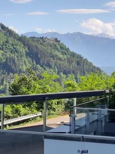 安嫩海姆Top 5 Alpe Maritima - Traumhafte Ferienwohnung mit Seeblick und Bergkulisse am Ossiacher See的山景阳台。