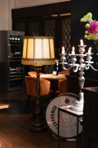 GennepHotel De Kroon Gennep的一间设有台灯和桌子的西德克斯的房间