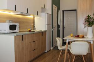 阿拉木图Апартаменты Comfort Life 93的厨房配有微波炉和桌椅