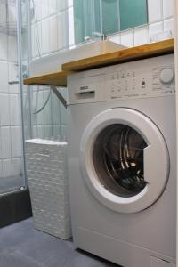 阿拉木图Апартаменты Comfort Life 93的一间带盥洗盆的浴室内的洗衣机