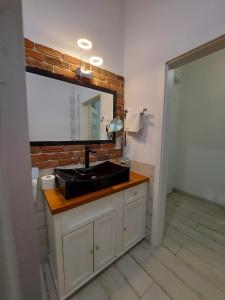 弗罗茨瓦夫Apartment Ksiecia Witolda 43的浴室设有黑色水槽和镜子
