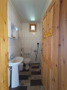 KástronMountain House Kastro的浴室配有白色卫生间和盥洗盆。