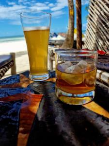吉汶瓦Ayla Beach House的一杯酒和一杯茶在桌上