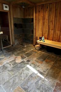GasselteHotel Buxus的浴室铺有石质地板,配有长凳