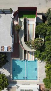锡德Gazipasa Star Otel的享有带游泳池的大楼的顶部景致