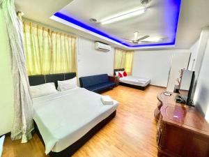 哥打京那巴鲁Borneo Inn的卧室配有白色的床和蓝色的天花板