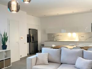 斯基亚索斯镇LUXURY VILLA SEVEN的一间带白色沙发的客厅和一间厨房