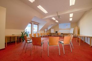 Sankt Oswald古拉克斯兰德费舍尔酒店的教室里摆放着椅子和白板