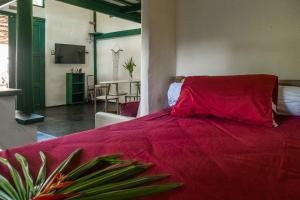 Ban NokLeela Garden Resort的一间卧室配有红色的床和红色毯子