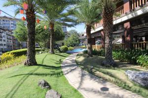 宿务Our oasis in Cebu City awaits you!的棕榈树建筑前的走道