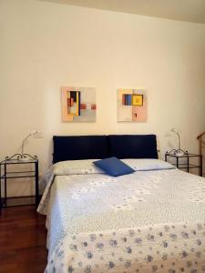 马西亚娜马里纳Appartamento Teresina的一间卧室配有一张大床和两盏灯