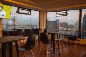 内罗毕Kije Place Hotel的餐厅设有桌椅和大窗户。