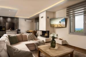 马蒂亚斯Nefeli Luxury Residence的带沙发和电视的客厅