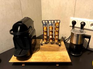 洛赫姆Bosvilla Lochem的厨房柜台配有咖啡壶和搅拌机