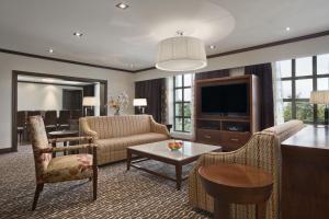 丘达德马拉波Bisila Palace的带沙发和电视的客厅