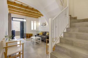 休达德亚Holiday Home Casa Sant Pere by Mauter Villas的一间带楼梯和沙发的客厅