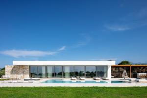 AngelianaCresto Iconic Villa, with Heated Spa Whirlpool, By ThinkVilla的别墅 - 带游泳池和躺椅