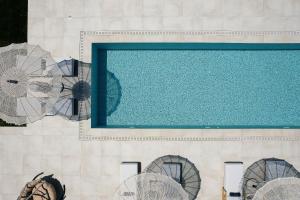 AngelianaCresto Iconic Villa, with Heated Spa Whirlpool, By ThinkVilla的游泳池顶部景客房 - 带风扇