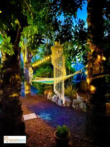 拉纳卡Villa Artemis的花园的吊床(晚上带灯)
