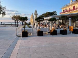 阿卡雄Appt calme au centre du Moulleau的海滩上的一组桌椅