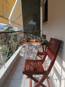 内亚卡瓦里Summer Vibe Apartment的阳台上的木桌和椅子