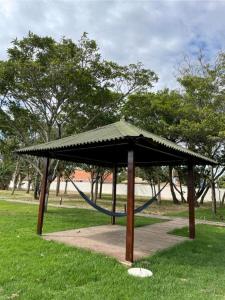巴雷里尼亚斯Ap Remanso的公园内带吊床的凉亭