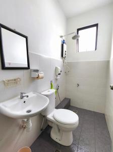 帕帕尔Benoni Garden Apartment Guesthouse的浴室配有白色卫生间和盥洗盆。
