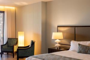 雅科Crocs Resort & Casino的酒店客房,配有一张床、一张桌子和椅子