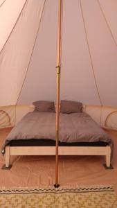 斯泰厄Cosy Farmhouse Glamping的帐篷内的一张带天蓬的床