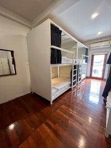 清莱Together Backpackers Hostel的客房设有双层床和木地板。