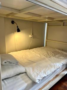 清莱Together Backpackers Hostel的一张大白床,位于带灯的房间