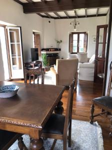 奥尔蒂盖拉Casa Tula的客厅配有木桌和椅子