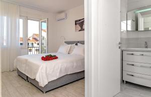 斯普利特Villa Zvonko的一间卧室,床上有玫瑰花床