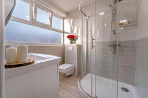 斯普利特Villa Zvonko的带淋浴、卫生间和盥洗盆的浴室